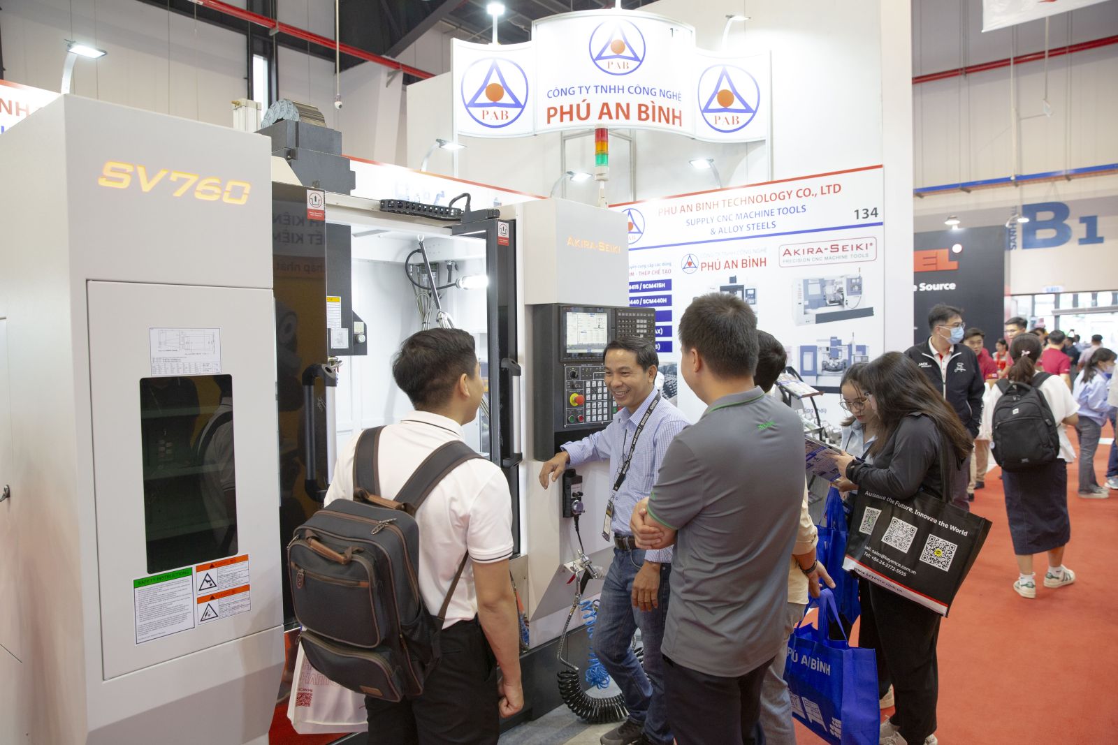 Đông đảo khách hàng quan tâm đến dòng máy SV760