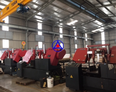 Máy cắt thép tại Showroom